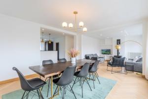 ein Esszimmer und ein Wohnzimmer mit einem Tisch und Stühlen in der Unterkunft Large 130 m² 4-bedroom apartment in Lille