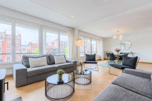 a living room with a couch and a table at Large 130 m² 4-bedroom apartment in Lille