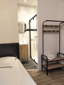 Postel nebo postele na pokoji v ubytování Au Nouvel Hôtel + 28 fotografií