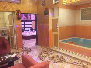 um quarto com jacuzzi num quarto em هوتيل المجاردة em Al Majaridah