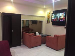 uma sala de estar com 2 sofás e uma televisão de ecrã plano em هوتيل المجاردة em Al Majaridah