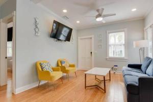un soggiorno con divano, sedie e TV di Poolside Suite a Key West