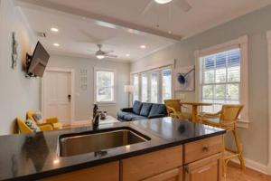 una cucina con lavello e un soggiorno di Poolside Suite a Key West Altre 14 foto
