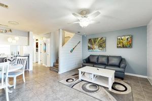 ein Wohnzimmer mit Sofa und Tisch in der Unterkunft Panhandle Luxury D in Panama City Beach