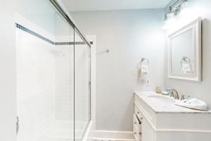 ein weißes Badezimmer mit Dusche und Waschbecken in der Unterkunft Panhandle Luxury D in Panama City Beach + 22 Fotos