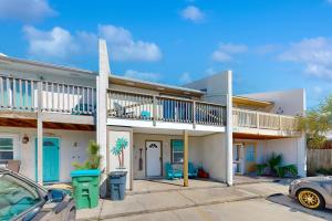ein großes weißes Haus mit Balkon in der Unterkunft Panhandle Luxury D in Panama City Beach