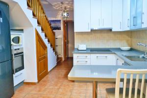 Η κουζίνα ή μικρή κουζίνα στο VolcanoKite Brisa Home +16 φωτογραφίες