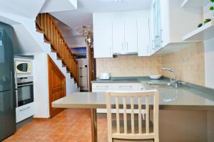 Η κουζίνα ή μικρή κουζίνα στο VolcanoKite Brisa Home