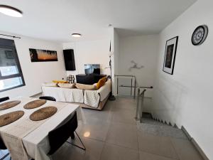 Hub Retreat Las Palmas في لاس بالماس دي غران كاناريا: غرفة معيشة مع أريكة وطاولة