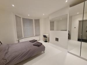 sypialnia z łóżkiem i kabiną prysznicową w obiekcie Leyton Park Place w Londynie