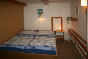 Ένα ή περισσότερα κρεβάτια σε δωμάτιο στο Chalupa Nemilkov