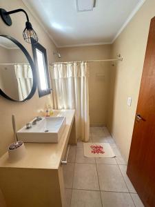 a bathroom with a sink and a mirror at Departamento Equipado Villa Nueva/Maria - 4 Personas - Cochera in Villa María