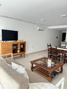 a living room with a couch and a table at Departamento Equipado Villa Nueva/Maria - 4 Personas - Cochera in Villa María