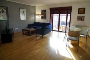 een woonkamer met een blauwe bank en een tafel bij Nootka in San Rafael