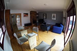 een luchtfoto van een woonkamer met blauwe meubels bij Nootka in San Rafael