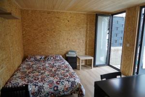 een slaapkamer met een bed, een tafel en een raam bij Nootka in San Rafael