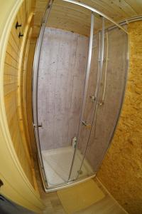 een douche in een ronde kamer met een glazen deur bij Nootka in San Rafael +123 foto's