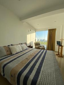 Un pat sau paturi într-o cameră la South Beach- Laguna Azul (Piso 1)