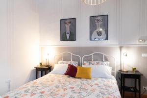 ein Schlafzimmer mit einem Bett mit drei Bildern an der Wand in der Unterkunft La Casa di Emilia in Florenz