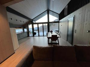 sala de estar con sofá y mesa en Gudbrandsdalen view cabin, en Strande