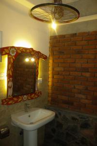 uma casa de banho com um lavatório e uma parede de tijolos em Villa Olde Ceylon em Kandy
