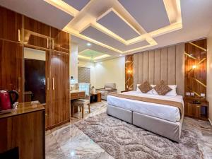 Ένα ή περισσότερα κρεβάτια σε δωμάτιο στο Parkview Astoria Hotel
