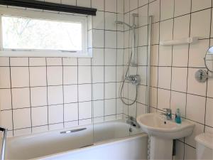 une salle de bains avec lavabo, baignoire et toilettes dans l'établissement 4 Bed in Ventnor oc-ic169, à Ventnor
