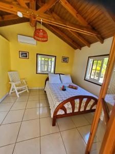1 dormitorio con 1 cama en una habitación en bungalow Bô Sicrié en Le Moule