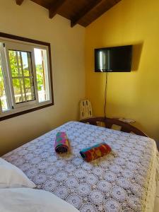 勒莫爾的住宿－bungalow Bô Sicrié，一间卧室,配有一张带两顶帽子的床