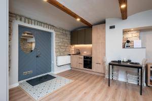 Кухня или мини-кухня в Kalamaja Apartment
 +10 фотографий
