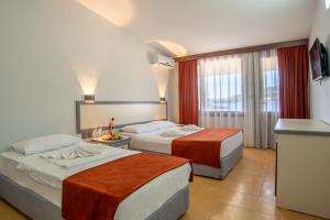 um quarto de hotel com duas camas e uma janela em Oscar Seaside Hotel & Spa em Bodrum City