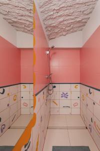łazienka z różowymi ścianami i białymi kafelkami w obiekcie Krakowiaki w Krakowie
