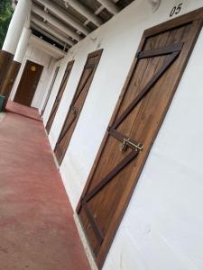 ein Paar Türen an der Seite eines Gebäudes in der Unterkunft Dormitórios ponto 37 in Treviso