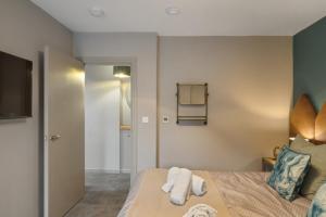 1 dormitorio con 1 cama con toallas en Towan House, en Newquay