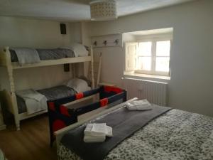 Postel nebo postele na pokoji v ubytování Antico Chalet Momosa Maxi