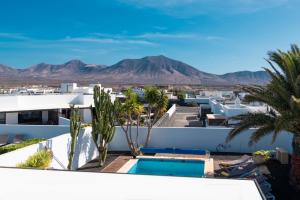 uitzicht op de bergen vanaf het dak van een hotel bij Villa Angelita in Playa Blanca