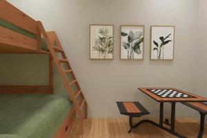 een slaapkamer met een stapelbed en een bureau met een tafel bij Squam waterfront 2 bed 2bath (Suite 8) in Holderness