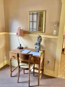 un escritorio con una lámpara y un osito de peluche. en Moose Manor- Squam Waterfront, en Holderness