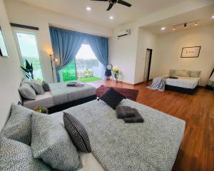 Ένα ή περισσότερα κρεβάτια σε δωμάτιο στο Ipoh Guesthouse by IWH Suites