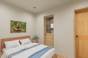 um quarto branco com uma cama e uma janela em Squam waterfront 2 bed 2 bath (Suite 9) em Holderness