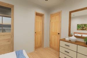 um quarto com uma cama e uma cómoda com um espelho em Squam waterfront 2 bed 2 bath (Suite 9) em Holderness