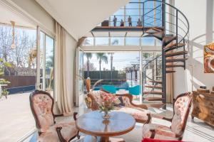 - un salon avec une table et des chaises dans l'établissement Villa Cela, à El Masnou