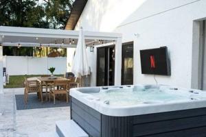 帕姆港1 Mile to Honeymoon Island ~Heated Pool ~Putt Putt的房屋外的大浴缸