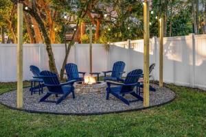 帕姆港1 Mile to Honeymoon Island ~Heated Pool ~Putt Putt的火坑周围的蓝色椅子 更多50张照片