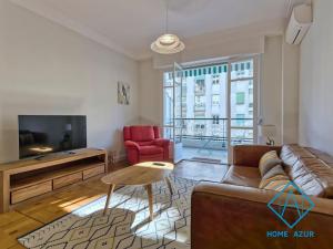 - un salon avec un canapé et une table dans l'établissement NEW Luxurious apartment - Jean Medecin, à Nice