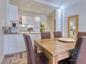 - une salle à manger avec une table et des chaises en bois dans l'établissement NEW Luxurious apartment - Jean Medecin, à Nice
