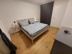 Un dormitorio con una cama con almohadas azules. en Appartement am Teich en Hainfeld