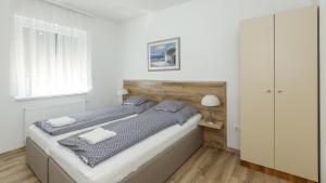 Postel nebo postele na pokoji v ubytování Kendosz Apartman