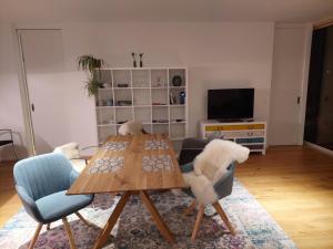 Hainfeld的住宿－Appartement am Teich，客厅配有木桌和椅子