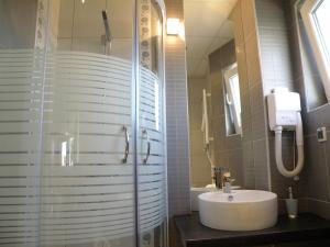 Garni Hotel Biser的一间浴室